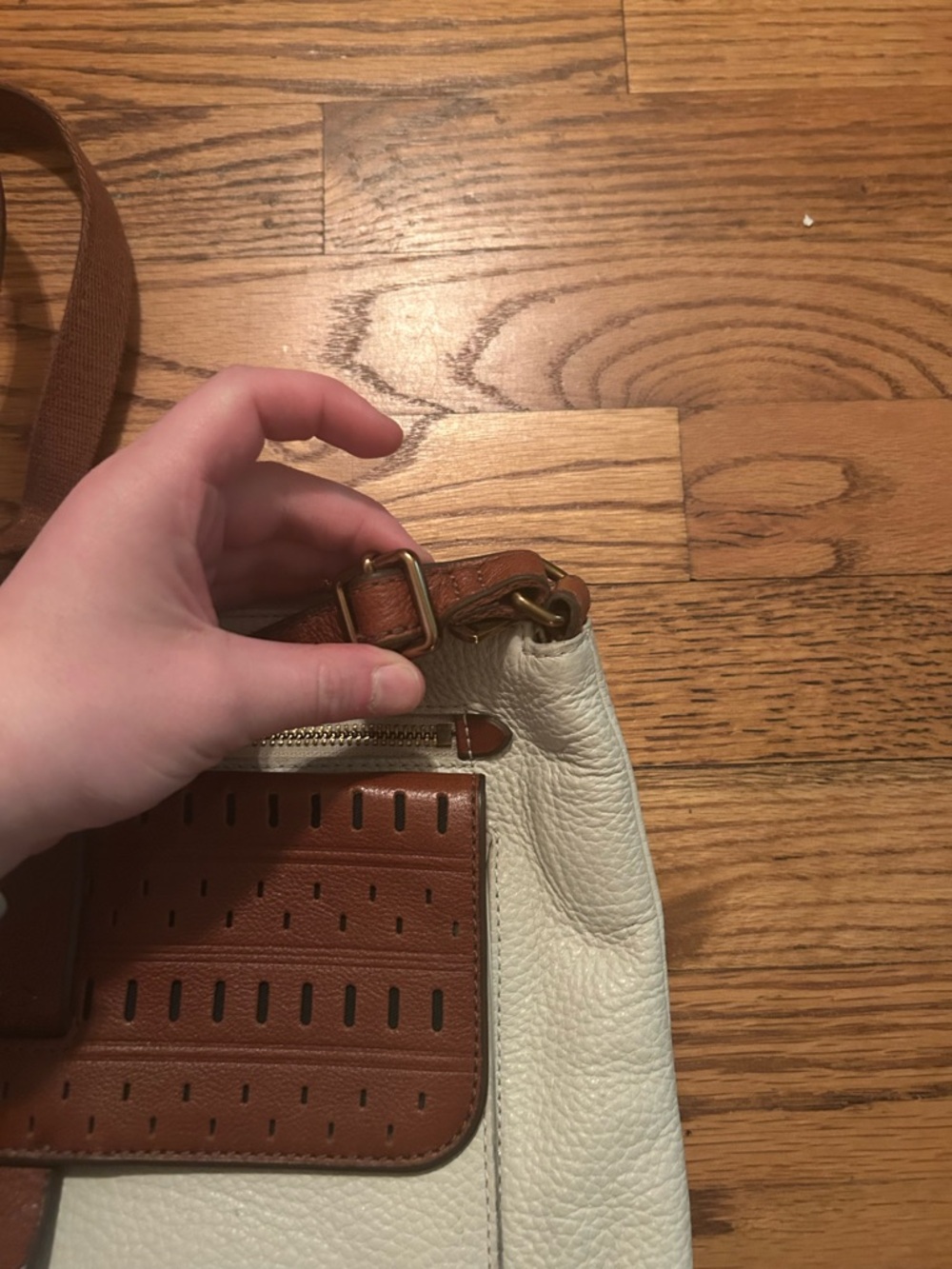Fossil Women’s Tan Cream Retro/Vintage Inspired Classic Minimalist Shoulder Bag - Picture 3 of 11